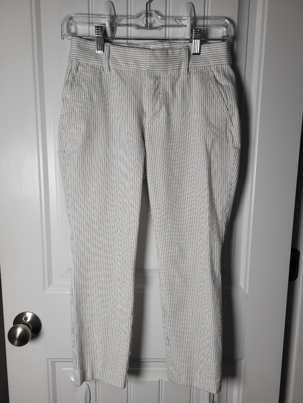 Women's GAP gray Pinstripe cropped/capri signature Pants. Size 2 petite